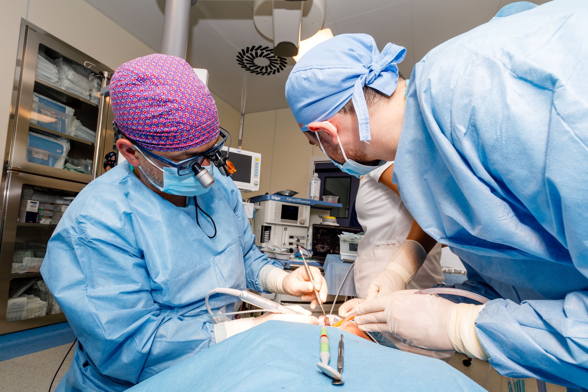 Inserare implant dentar sub anestezie asistata la clinica dentara Dr. Baldea Timisoara.