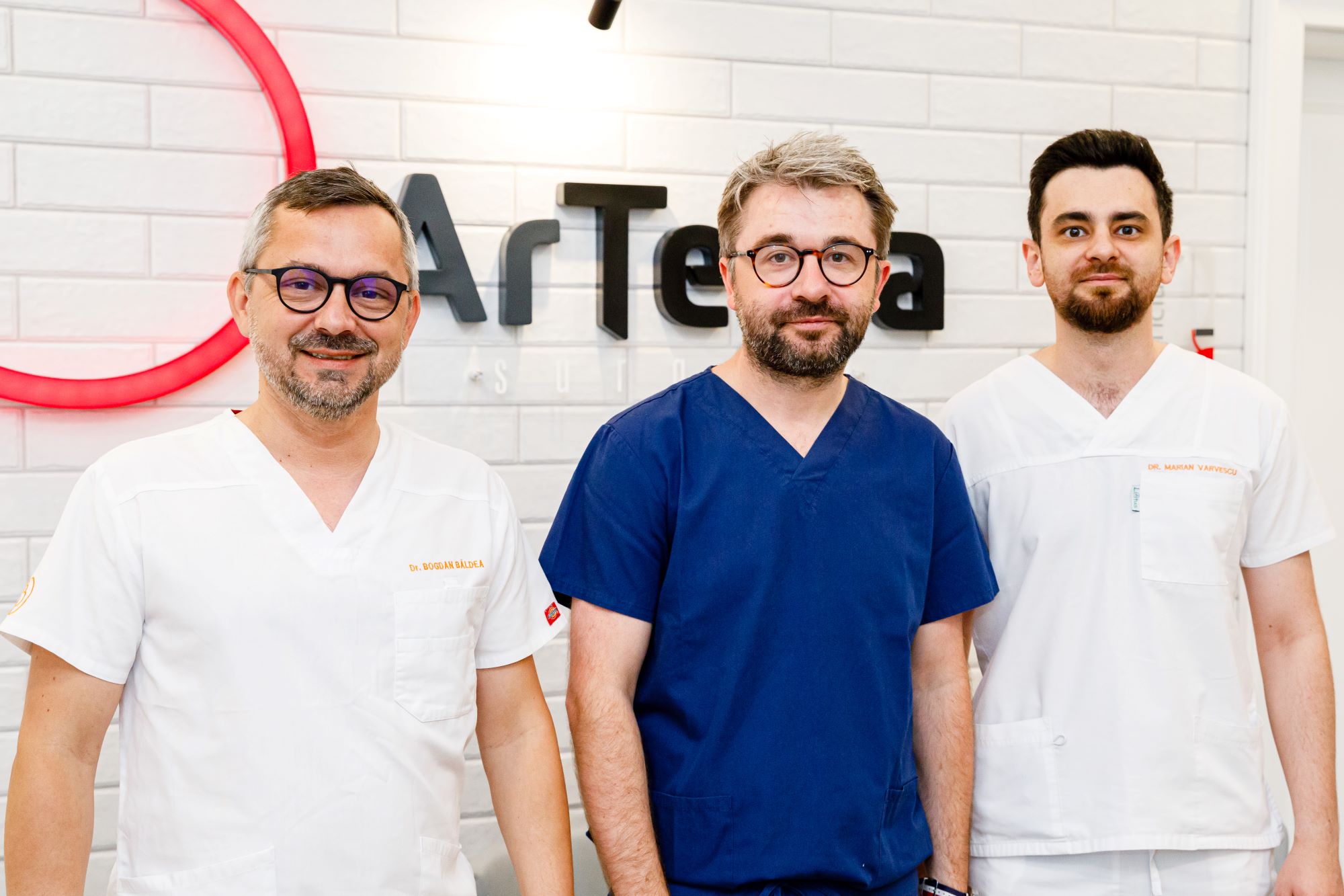 Echipa de medici stomatologi dupa interventie sub anestezie generala.