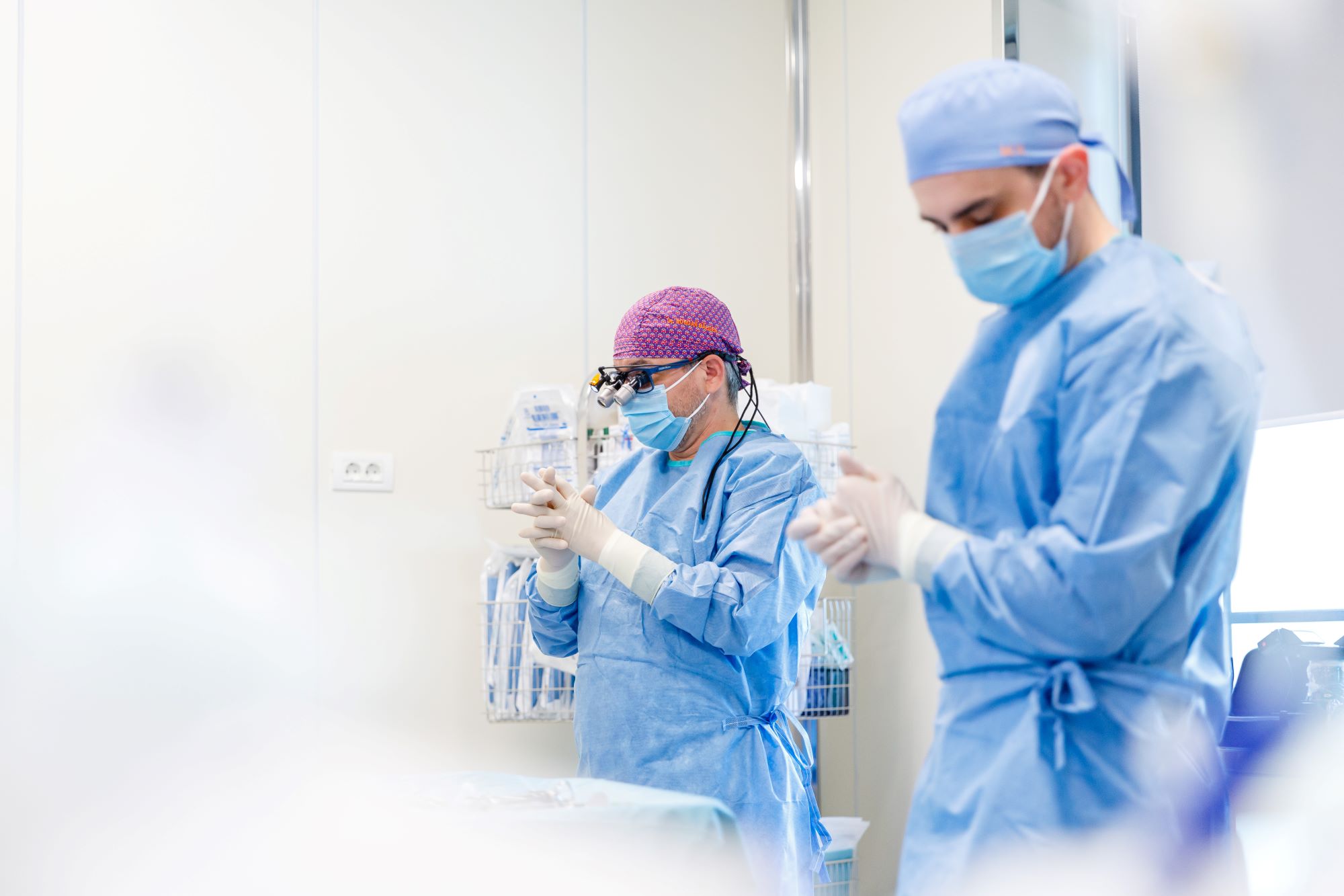 Medicul dentist pregatit de interventie, pacient sub anestezie asistata intravenoasa, in Timisoara.