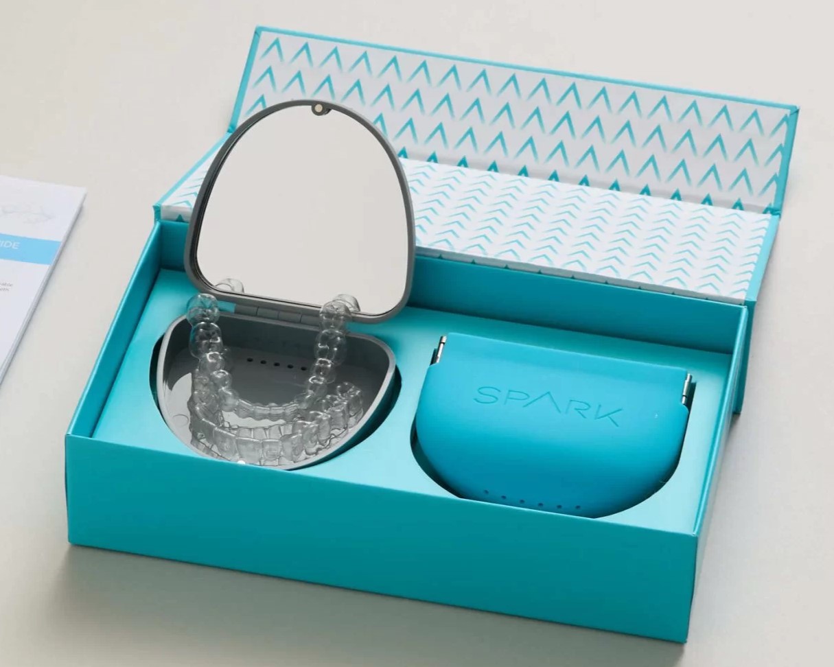 Kit aparat dentar invizibil Spark in Timisoara. Gutiere transparente Spark.